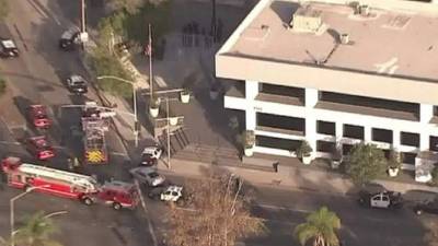 La policía describió la situación en la cuadra 300 de San Antonio Drive como 'no activa'.// Foto vía KTLA.