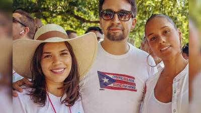 América Ferrera, la cantante Alicia Keys (d), y el dramaturgo de origen puertorriqueño Lin-Manuel Miranda (c) lideraron desde el escenario la manifestación 'Families Belong Together'. Foto AFP