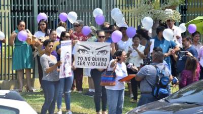 Con pancartas y globos se apostaron frente al Ministerio Público.