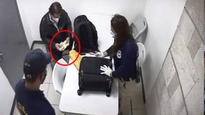 Manuel Zelaya aseguró a autoridades aeroportuarias y medios de comunicación que el dinero no es de él.