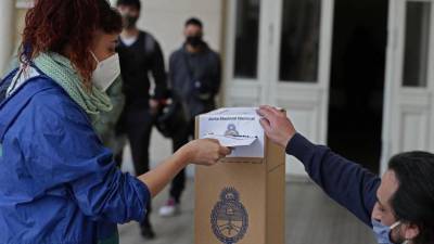 Una mujer emite su voto en un colegio electoral durante las elecciones legislativas primarias en Buenos Aires.