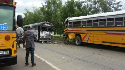 Los colegiales heridos se conducían en el bus amarillo.