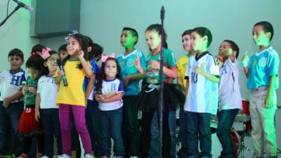 Los pequeños, vestidos con camisas alusivas al mundial, disfrutaron en el escenario.