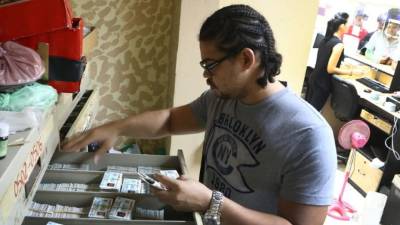 Un empleado del RNP revisa el archivo de identidades.