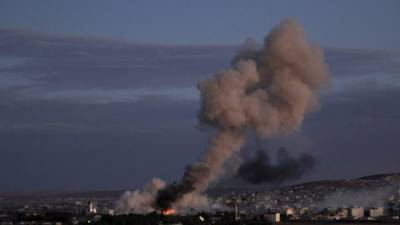 Explosión tras un bombardeo presuntamente efectuado por la coalición internacional, en el enclave kurdo sirio de Kobani. EFE/Archivo