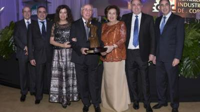 Eduardo, Nelson, Lizzett, Camilo, Elsa, Enrique y Camilo Kafati.