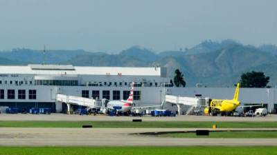 Según expertos y empresarios del norte, el aeropuerto Villeda Morales no se ha modernizado, lo que le resta competitividad. Foto: Yoseph Amaya.
