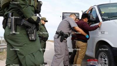 Los agentes federales siguen trabajando por detener a migrantes.