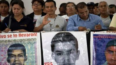 Familiares de algunos de los 43 estudiantes desaparecidos de Ayotzinapa, ofrecen una conferencia de prensa después de reunirse con el presidente mexicano, Andrés Manuel López Obrador. Foto AFP