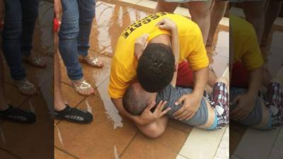 El bombero José Carranza cuando reanimaba al menor.