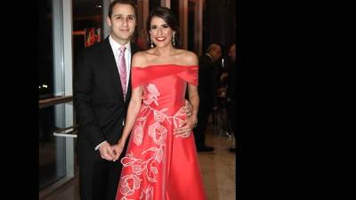 Los novios Roberto Daniel Facussé Mena y Sophie Adelle Andonie Zummar, muy elegantes. Él, de clásica etiqueta, y ella, con un impecable diseño de la firma Noir Sachin and Babi.