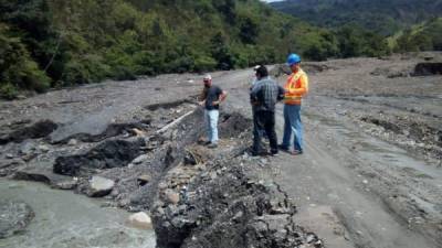 Autoridades municipales y de Copeco evalúan los daños en el tramo que se derrumbó.
