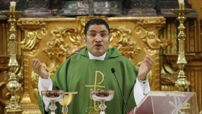 El párroco de la catedral, Carlos Rubio, ofreció el mensaje en la homilía.