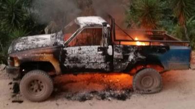 La Policía informó que los maleantes quemaron el automóvil al no poder darle muerte al conductor y al pasajero.