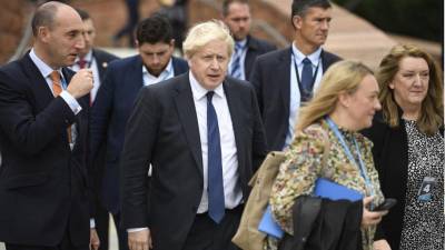 El primer ministro británico, Boris Johnson, camina fuera del centro de convenciones de Manchester Central.