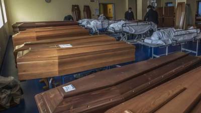 Los crematorios en Milán no se dan abasto para atender a todos los cuerpos que esperan ser incinerados.