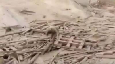 Video muestra a mujer emergiendo del lodo en Perú.