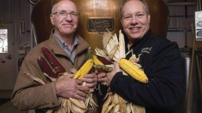 Jim Walter (izquierda) y su hijo Jamie Walter lanzaron Whiskey Acres Distilling en su granja para proteger su negocio de los vaivenes del mercado.