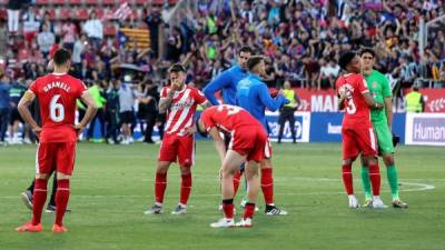 Jugadores del Girona, tristes por el descenso en la Liga Española. Foto EFE