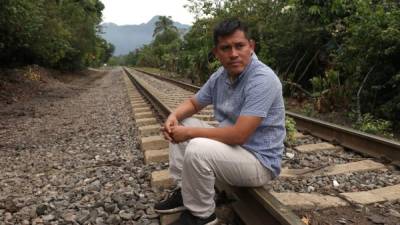 Jairo, un migrante guatemalteco, mientras posa en entrevista con Efe, en la localidad de Amatlán de los Reyes, en el estado de Veracruz.