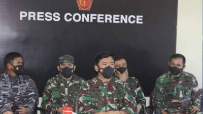El jefe militar indonesio Hadi Tjahjanto habla durante una conferencia de prensa mientras continuaban las operaciones de búsqueda frente a la costa de Bali del submarino KRI Nanggala. Foto AFP
