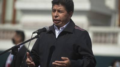 El presidente de Perú, Pedro Castillo, se dirige a los medios de comunicación cuando llega al Congreso Nacional en Lima.