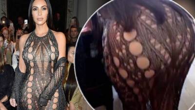 La socialité dejó a todos boquiabiertos cuando llegó a un desfile de moda, en Paris, atavida con este revelador jumpsuit con cuello halter y perforaciones de Balmain, que combinó con sandalias negras y un delicado maquillaje.