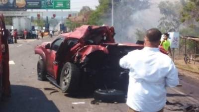 Imagen del reciente accieente en que rastra embistió tres carros en el peaje de Santa Cruz de Yojoa tras perder el control.