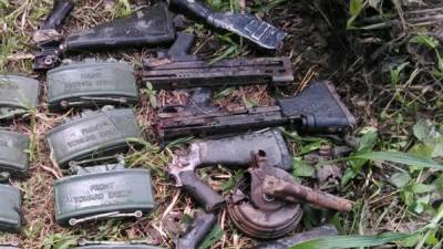 Estas son las armas que encontraron enterradas en las cercanías del río Aguán.
