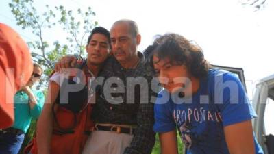 Al salir sin esperanza de la Fiscalía, don Oswaldo, padre del joven Ramsses Bueso, gritaba que estaban solos ante las amenazas y que temía por su hijo.