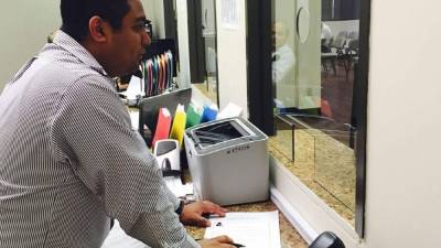 Un hondureño en el consulado de Houston.