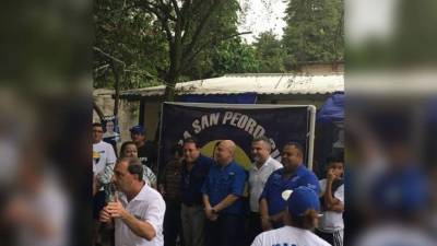 El doctor Jaar en su visita a Chamelecón.