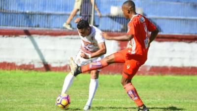 José Canelas de la Real Sociedad disparo al arco ante la marca de Jamal Charles del Vida.