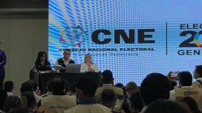 Los consejeros del CNE, la noche del domingo 28 de noviembre, cuando se aprestaban a dar los primeros resultados en el nivel presidencial en las elecciones de Honduras.