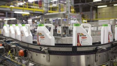 Monsanto comercializa el glifosato, un herbicida, bajo la marca Roundup.