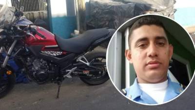 La motocicleta en la que se transportaba el oficial quedó estacionada en el lugar donde fue asesinado.