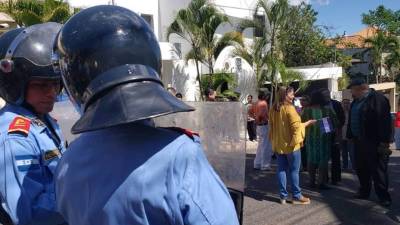 Manifestantes en apoyo a Nicolás Maduro y Juan Guaidó gritaron consignas.