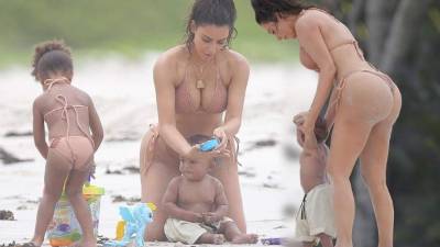 Mira las fotos de la socialité en bikini mientras toma unas vacaciones con sus hijos en México. Fotos: Dailymail