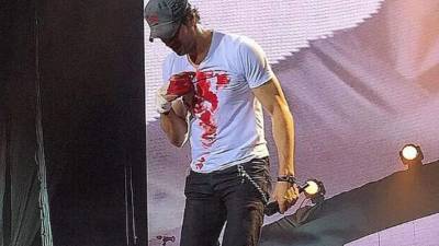 Enrique Iglesias continuó con su espectáculo durante 30 minutos y después fue llevado al hospital.