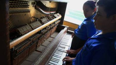 Los pianos verticales que utilizan los menores que estudian música están deteriorados. Solo uno funciona por completo. Fotos: Amílcar Izaguirre.