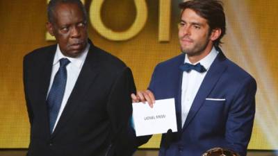 Kaká fue elegido para presentar el galardón a Messi.