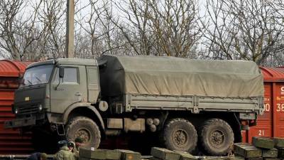Se ven vehículos militares rusos cargados en plataformas de trenes a unos 50 km de la frontera con la autoproclamada República Popular de Donetsk en la región de Rostov.