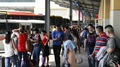 Desde tempranas horas en los andenes de la Gran Central Metropolitana habían viajeros esperando abordar las diferentes rutas de buses.