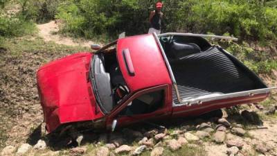 El vehículo quedó totalmente destruído a la orilla de la carretera.