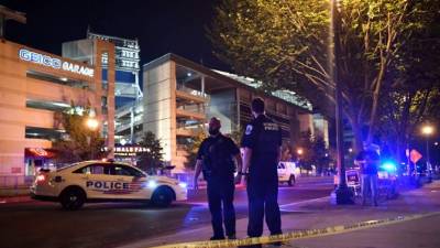 Los oficiales de policía patrullan una calle cerca del estadio Nationals Park cuando el juego entre los Washington Nationals y los San Diego Padres fue suspendido. Foto AFP