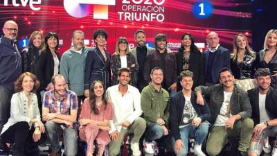 El presentador de Operación Triunfo, Roberto Leal (4i), posa junto a los miembros de la Academia, durante el acto de presentación de la nueva edición de Operación Triunfo. EFE/ Enric Fontcuberta/Archivo