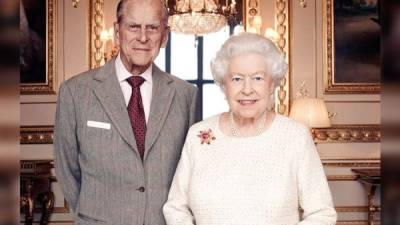 El príncipe Felipe junto a su esposa, la reina Isabel II.