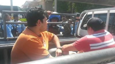 Los detenidos cuando eran llevados a una posta policial en San Pedro Sula.