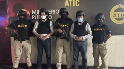 Los procesados enfrentan delitos relacionados con fraude y violación de los deberes de los funcionarios.