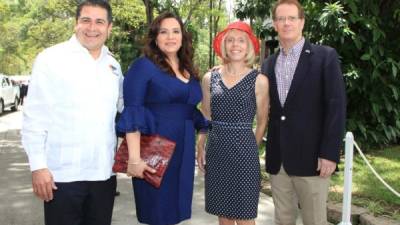 La pareja presidencial, Juan Orlando y Ana Hernández, con los embajadores y anfitriones Kristin y James Nealon .